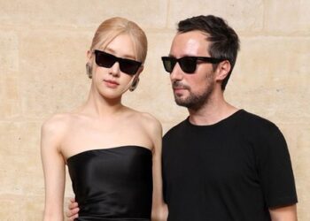 “Quý cô Saint Laurent” Rosé chỉ mặc all black cũng ở đẳng cấp khác, dù liên tục phải chỉnh váy vì gầy