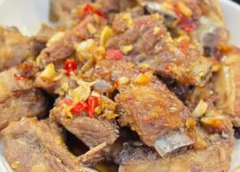 Cách làm sườn rim tỏi ớt