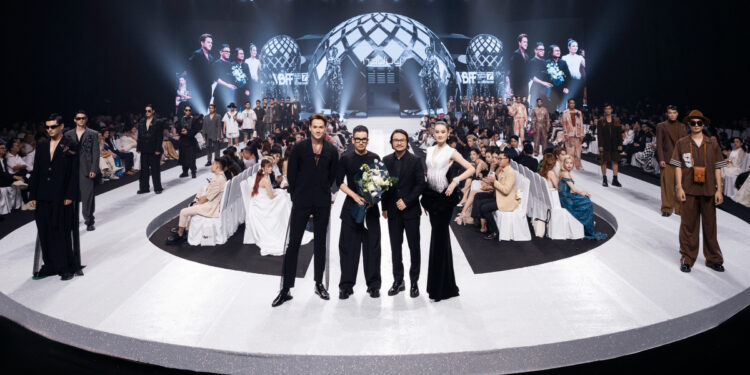 Hoa hậu Ý Nhi catwalk cùng Nam vương Thế giới 2019 Jack Heslewood tại show “Man of Youthful” của NTK Hà Duy