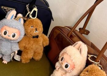 Labubu – chiếc bag charm siêu cool đáng sắm hay chỉ là thứ người ta mua vì Fomo?