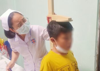 Nếu thấy tốc độ tăng trưởng của trẻ dưới 4cm/năm thì nên đưa đi khám ngay