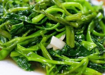 Xào rau muống theo cách này không lo rau bị thâm đen, dai hay chảy nước