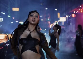 Lisa của Blackpink khoe dáng “bốc lửa”