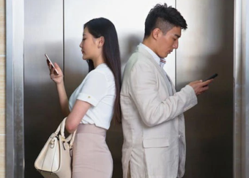 Đi vào thang máy, thang cuốn bố mẹ dán mắt vào điện thoại mặc kệ con bị nguy hiểm rình rập