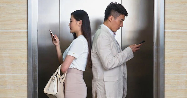 Đi vào thang máy, thang cuốn bố mẹ dán mắt vào điện thoại mặc kệ con bị nguy hiểm rình rập
