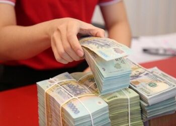 Gửi tiền vào sổ tiết kiệm hay tài khoản an toàn và lãi nhiều hơn?