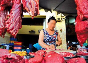 Đi chợ nên mua thịt bò treo trên móc hay đặt dưới bàn? Chọn loại này có nhiều ưu điểm hơn hẳn