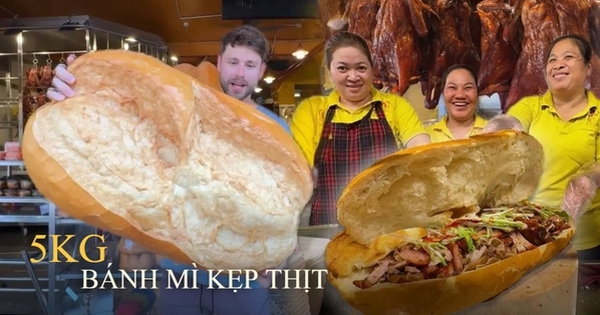 Anh Tây “chinh phục” ổ bánh mì khủng giá 1,2 triệu đồng/chiếc, nặng gần 5kg phải 3 người mới bê xuể