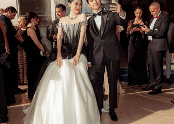 Á hậu Phương Nga diện thiết kế lấy cảm hứng từ thư pháp của NTK Lê Thanh Hòa, sánh đôi cùng ông xã Bình An trên thảm đỏ LHP Cannes 2024