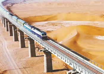 ‘Choáng váng’ công nghệ Trung Quốc: 3 năm xây 825km đường sắt, 219 cây cầu đi qua sa mạc hoang vu