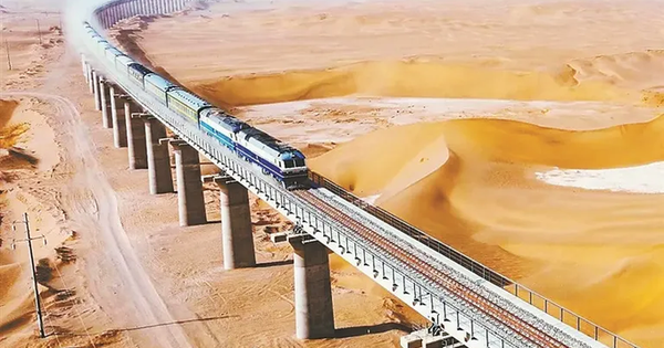 ‘Choáng váng’ công nghệ Trung Quốc: 3 năm xây 825km đường sắt, 219 cây cầu đi qua sa mạc hoang vu