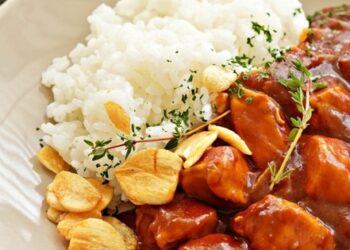 Bữa tối vừa nhanh vừa ngon với món cơm cà ri gà nấu cà chua