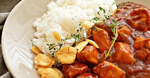 Bữa tối vừa nhanh vừa ngon với món cơm cà ri gà nấu cà chua