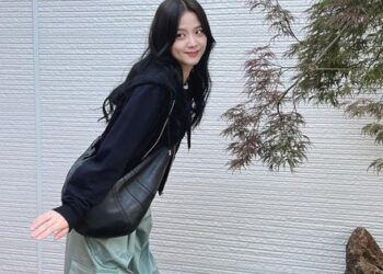 Jennie vẫn nghiện túi “bánh sừng bò” lắm, còn rủ cả Jisoo mê cùng!