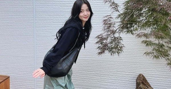 Jennie vẫn nghiện túi “bánh sừng bò” lắm, còn rủ cả Jisoo mê cùng!