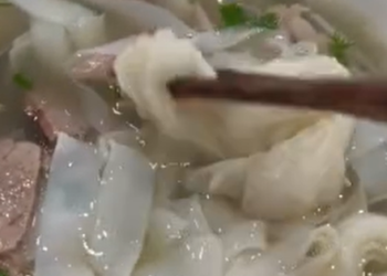 Cô gái hoảng hốt phát hiện bát phở kèm “topping” giấy ăn tại quán phở có tiếng ở Hà Nội, nhiều khách quen xúm vào “kể tội”