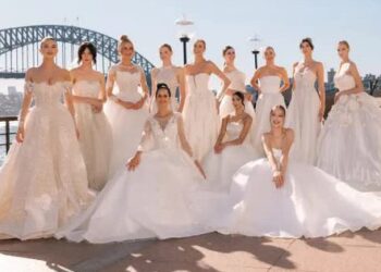 Váy cưới chất liệu thủ công Việt tỏa sáng bên cầu cảng Sydney