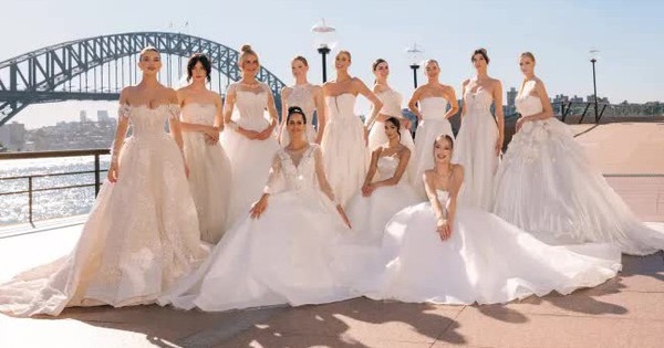 Váy cưới chất liệu thủ công Việt tỏa sáng bên cầu cảng Sydney