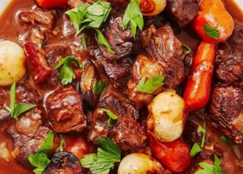 Bí quyết nấu món bò sốt vang mềm ngon chuẩn vị tại nhà