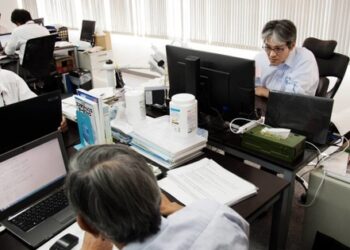 Nhật Bản coi thở dài, nhăn mặt, mùi cơ thể là “quấy rối tâm lý” nơi công sở, muốn thở dài phải tìm nơi không người