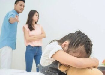 5 hành động nguy hiểm nếu cha mẹ làm trước mặt con