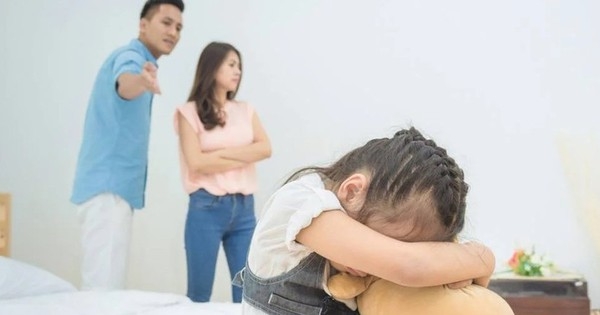 5 hành động nguy hiểm nếu cha mẹ làm trước mặt con