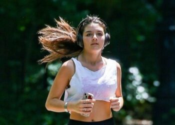 Suri Cruise khoe eo