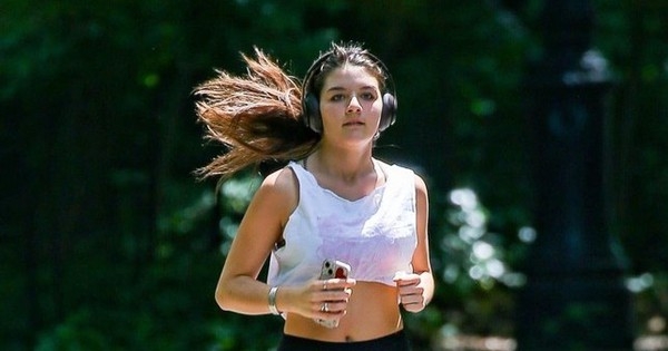Suri Cruise khoe eo
