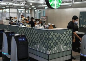 Clip 38 giây cho thấy tương lai con người bị thay thế đang đến rất gần: 1 cửa hàng Starbucks đang vận hành với 100 robot và chỉ 2 nhân công