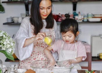 Tròn mắt nhìn em bé 6 tuổi sử dụng dao để nấu nướng một cách thành thục, càng ngưỡng mộ cách mẹ dạy con gái
