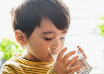 Cách khuyến khích con uống đủ nước