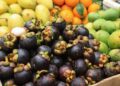 Người Hà Nội sắm Tết Đoan Ngọ, thị trường sôi động, giá vẫn bình ổn