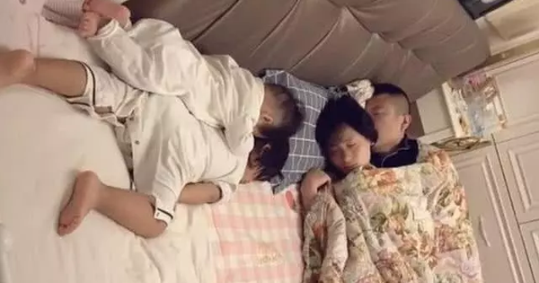 “Kiếp nạn” của vợ chồng sau sinh: Ngủ riêng mỗi người một con và ngủ chung con khóc vợ dậy 7749 lần chả biết gì!