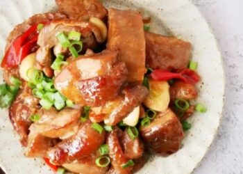 Cách làm món gà kho khoai môn đậm đà, dễ làm, thích hợp cho người lười