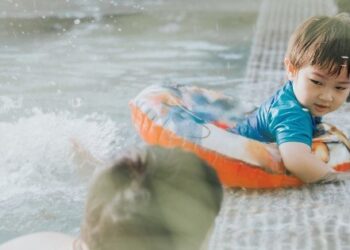 5 nguyên tắc phụ huynh phải khắc cốt ghi tâm khi cho trẻ xuống nước