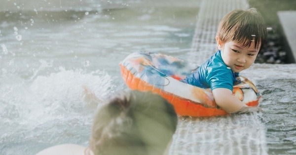 5 nguyên tắc phụ huynh phải khắc cốt ghi tâm khi cho trẻ xuống nước