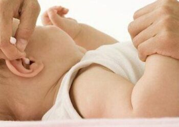 3 sai lầm cha mẹ mắc phải khi vệ sinh tai cho con