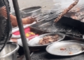Rùng mình clip quán bún chả ở Hà Nội nhúng thịt xuống nước than lẫn nước mỡ đen ngòm rồi đặt lên vỉ nướng tiếp