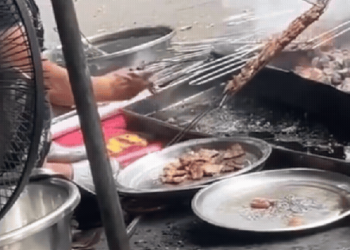 Rùng mình clip quán bún chả ở Hà Nội nhúng thịt xuống nước than lẫn nước mỡ đen ngòm rồi đặt lên vỉ nướng tiếp