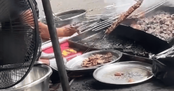 Rùng mình clip quán bún chả ở Hà Nội nhúng thịt xuống nước than lẫn nước mỡ đen ngòm rồi đặt lên vỉ nướng tiếp