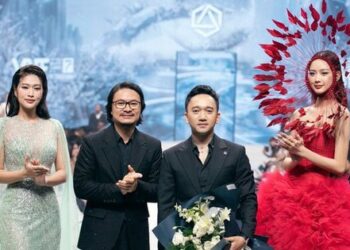 ‘Thập đại mỹ nhân’ khuấy đảo show diễn của NTK Lê Ngọc Lâm