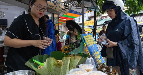 Người dân đội mưa đi sắm lễ trong ngày Tết Đoan Ngọ ở Hà Nội