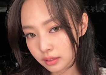 BLACKPINK makeup luôn có da căng mướt, không mốc nền là nhờ loại tinh chất xuất sắc này