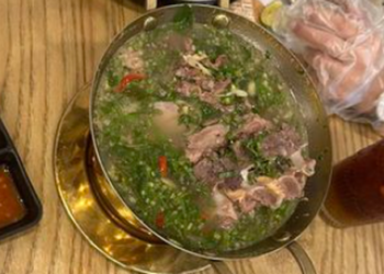 Nhà hàng Thái nổi tiếng Hà Nội gây bức xúc về dịch vụ: Chê khách gọi ít đồ, bị phản ánh chất lượng thì free đồ uống như “bố thí”