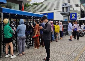 Người TP.HCM xếp hàng từ 4 giờ sáng mua vàng, SJC chỉ bán mỗi người 1 lượng
