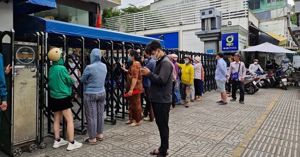 Người TP.HCM xếp hàng từ 4 giờ sáng mua vàng, SJC chỉ bán mỗi người 1 lượng