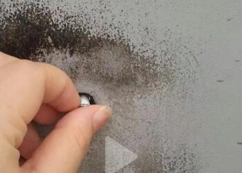 Chiếc đinh ốc biết “động đậy” trong phòng thay đồ ở bãi biển khiến cô gái hoảng hồn, có bí mật đen tối phía sau?