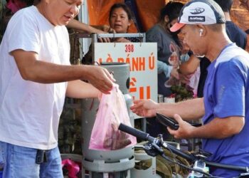 TP.HCM: Chen chân mua bánh đặc sản của người Hoa dịp Tết Đoan ngọ