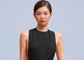 HOT: Jennie lần đầu catwalk, làm vedette kết show Jacquemus