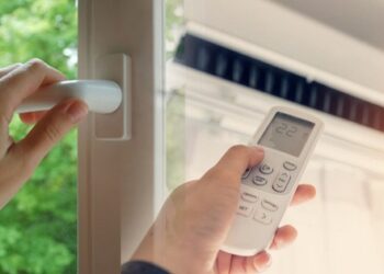 Khi bật điều hòa có nên đóng chặt cửa ra vào và cửa sổ không?